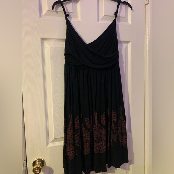 Black dress with red design - Picture 2 of 2